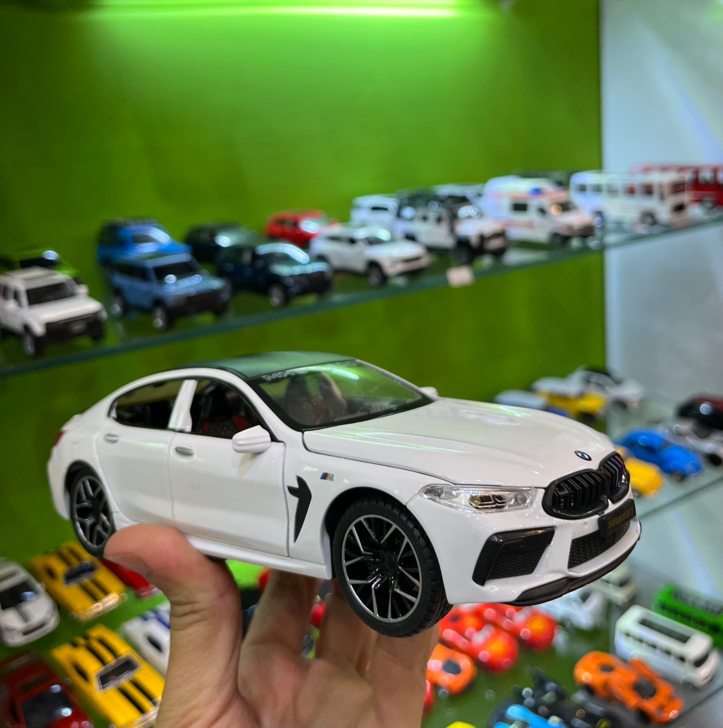 ماشین فلزی BMW M8  مقیاس 1:24 موزیکال چراغ‌دار ۶ درب بازشو