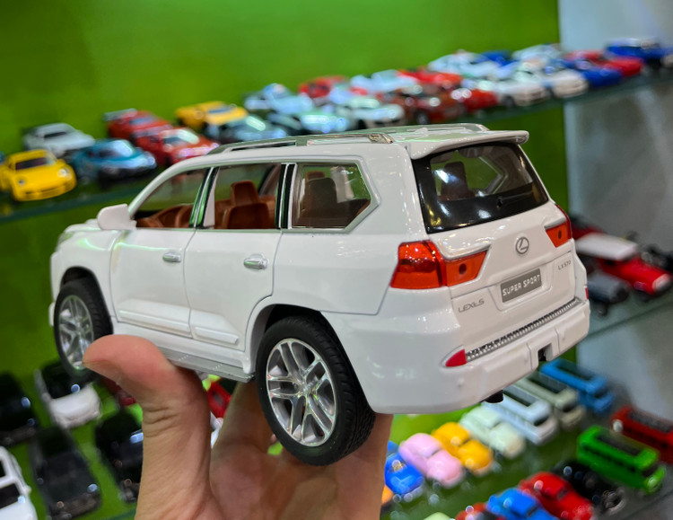 ماشین فلزی لکسوس LX570