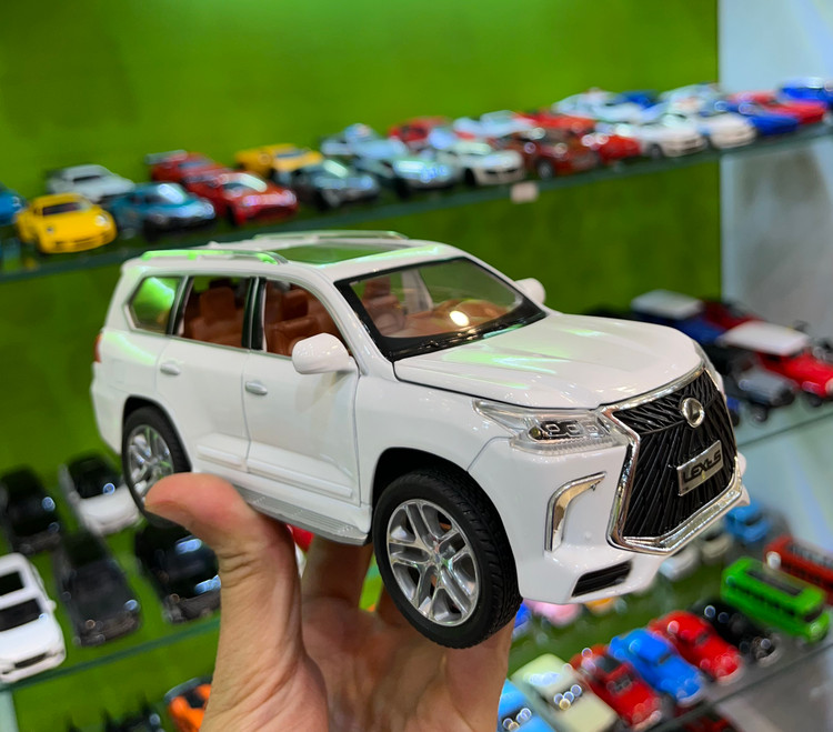 ماشین فلزی لکسوس LX570