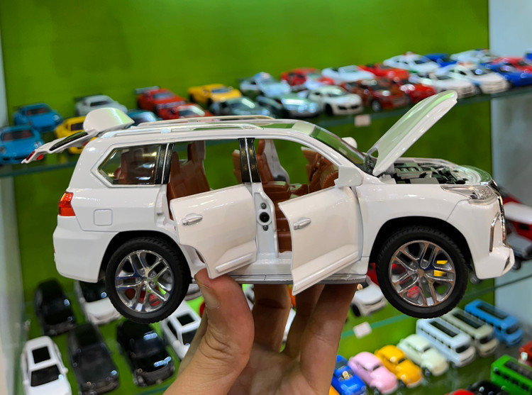 ماشین فلزی لکسوس LX570